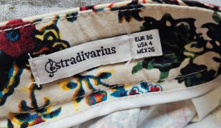 Falda corta blanca flores Stradivarius talla 36