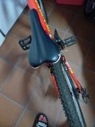 Bicicleta roja en muy buen estado