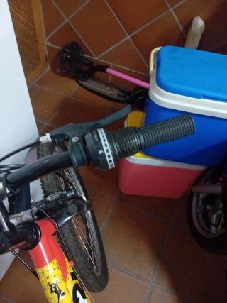 Bicicleta roja en muy buen estado