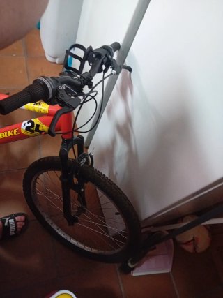 Bicicleta roja en muy buen estado
