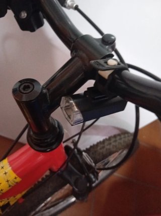 Bicicleta roja en muy buen estado