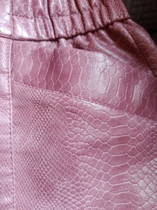 Falda corta rosa efecto piel serpiente