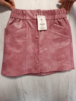 Falda corta rosa efecto piel serpiente