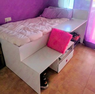Estructura de cama con escritorio y almacenaje.