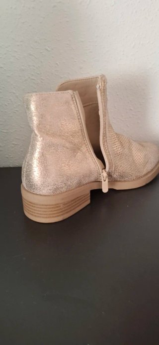 Botas doradas perforadas