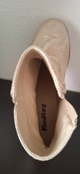 Botas doradas perforadas