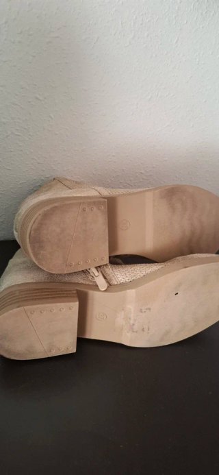 Botas doradas perforadas