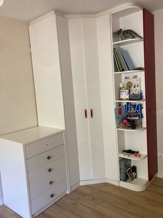 Armario esquinero y cómoda blanco