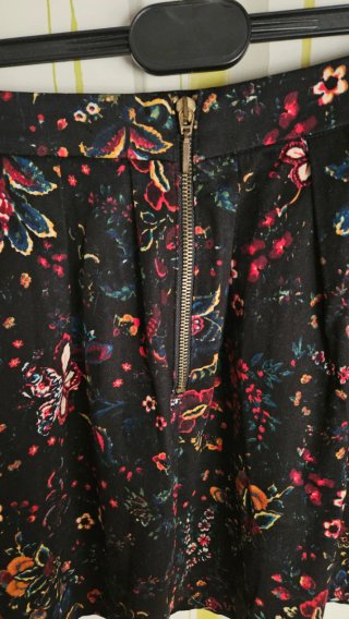 Falda corta negra flores Stradivarius talla 36