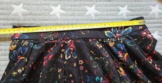 Falda corta negra flores Stradivarius talla 36