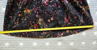 Falda corta negra flores Stradivarius talla 36