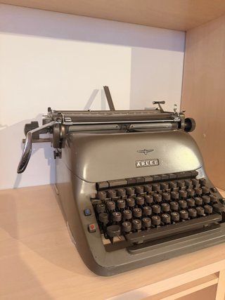 Máquina de escribir Adler