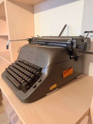 Máquina de escribir Adler