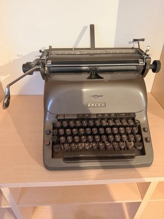 Máquina de escribir Adler