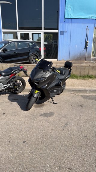 Yamaha TMAX 560 Maxi Scooter Negra