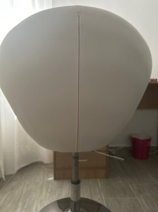 Silla de escritorio blanca y plateada