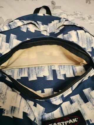 Mochila Eastpak azul y blanca