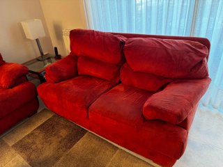 Dos sofás de terciopelo rojo