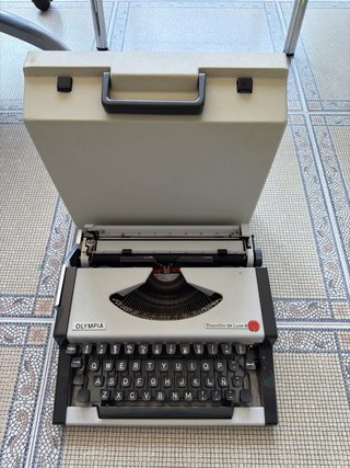 Máquina de escribir Olympia Traveller de Luxe S