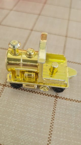 Tren Zomlings dorado, casa y muñeco