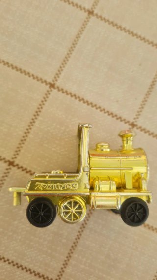 Tren Zomlings dorado, casa y muñeco