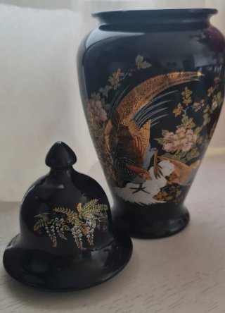 Jarrón antiguo decorado con aves y flores