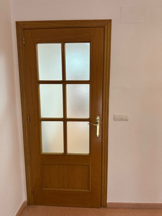Puerta de madera con cristal