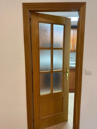 Puerta de madera con cristal