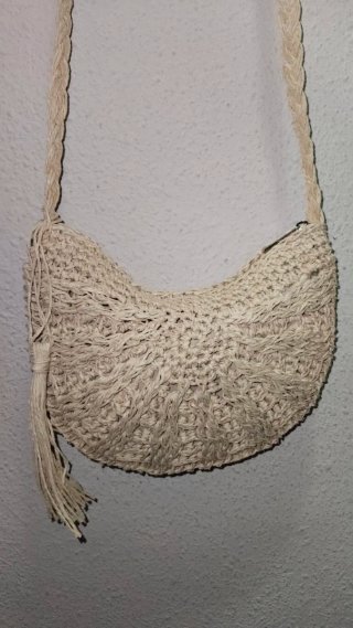Bolso de paja beige con borla