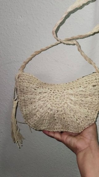 Bolso de paja beige con borla