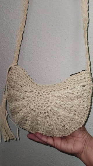Bolso de paja beige con borla