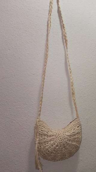 Bolso de paja beige con borla