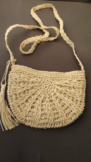 Bolso de paja beige con borla