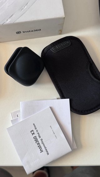 Insta360 X3 con accesorios y estuche