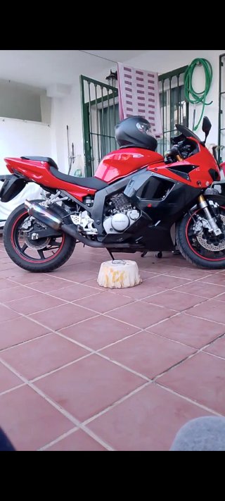 Moto Deportiva Roja y Negra
