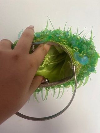 Bolso de mano verde con flecos