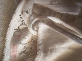 Mono blanco. Detalles en parte superior. Talla S