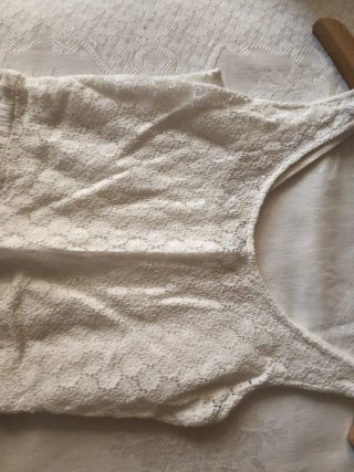 Mono blanco. Detalles en parte superior. Talla S
