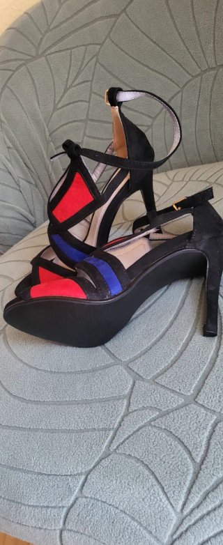Sandalias de tacón con tiras multicolores talla 35