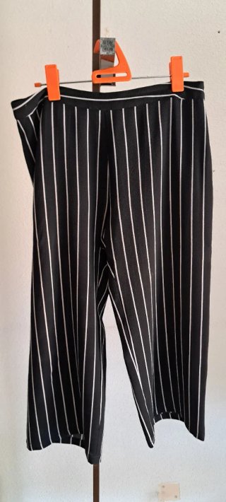 Pantalón Capri Rayas Negras y Blancas Talla 46