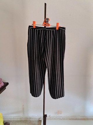 Pantalón Capri Rayas Negras y Blancas Talla 46