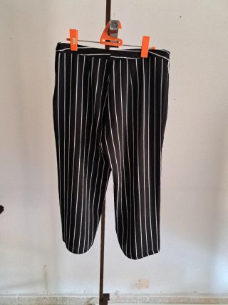 Pantalón Capri Rayas Negras y Blancas Talla 46