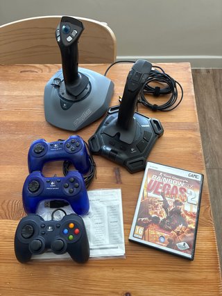 Pack Retro PC: 2 Joysticks + 3 Gamepads + juego