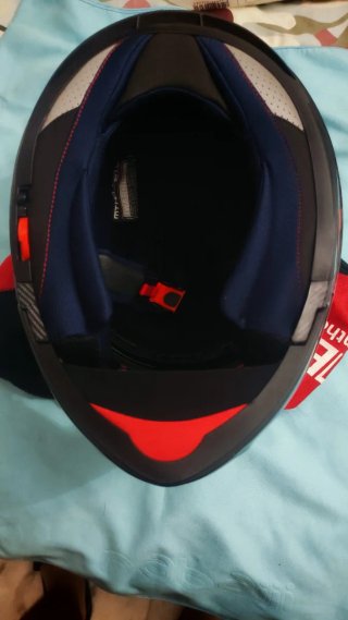 Casco de moto negro y rojo