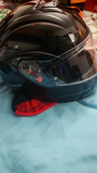 Casco de moto negro y rojo