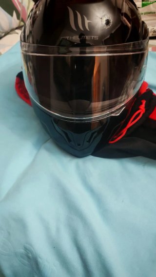 Casco de moto negro y rojo