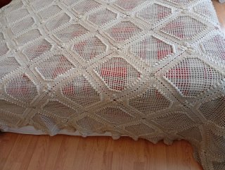 Colcha beige tejida a mano