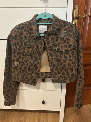 Chaqueta vaquera Bershka leopardo
