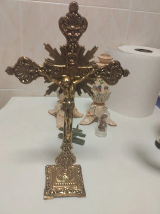 Cruz religiosa de latón con figura de Jesús