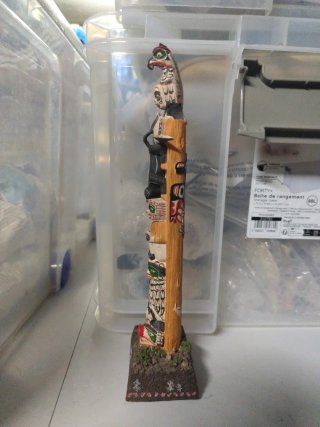 Tótem decorativo tallado